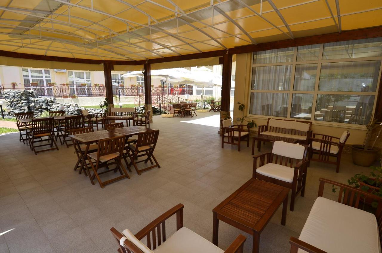 Hotel Intim Costinesti Buitenkant foto